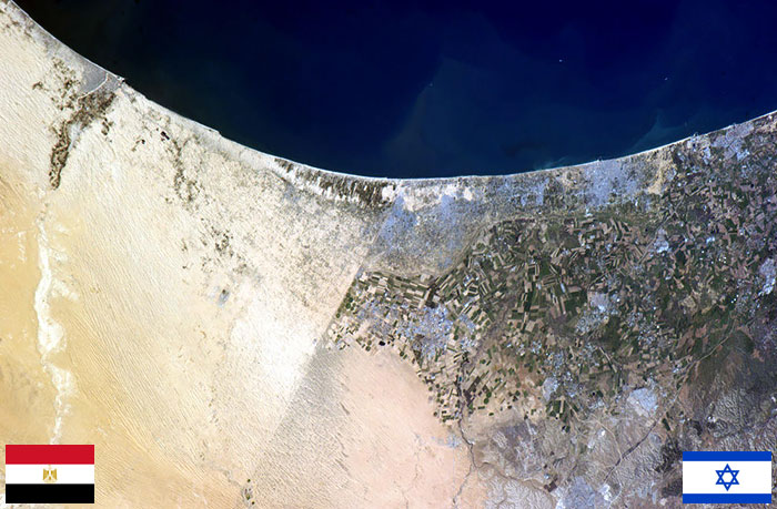 Biên giới giữa Ai Cập (trái) và Israel trong một ảnh do phi hành gia chụp từ Trạm vũ trụ không gian quốc tế (ISS). Đây là một trong số ít vùng biên giới mà con người có thể nhìn rõ từ vũ trụ. Vùng dân cư dọc biển Địa Trung Hải là Dải Gaza.